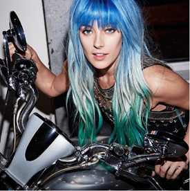 Modelo e musa de Redken, Chloe Norgaard exibe a intensa cor do seu cabelo com City Beats.